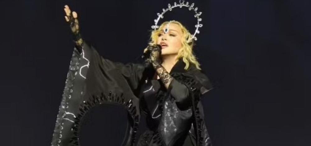 Madonna repreende fã por estar sentado durante show e depois percebe que ele era cadeirante