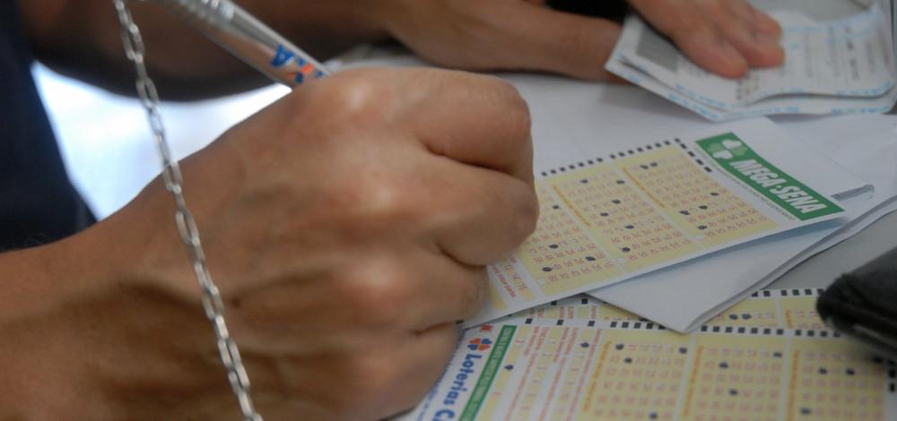 Mega-Sena acumula e poderá pagar até R$ 12 milhões nesta terça-feira
