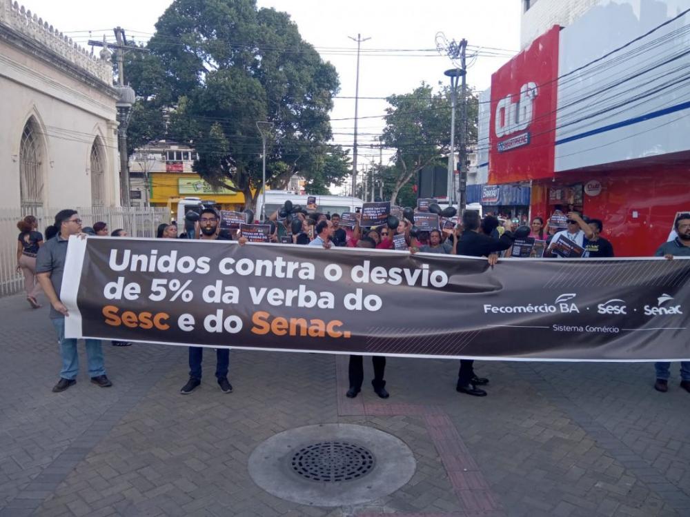 Funcionários do Sesc e do Senac em Feira de Santana protestam contra corte de verbas