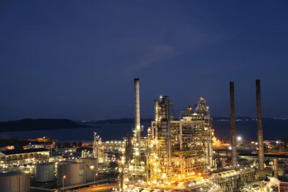 Negociações entre Petrobras e Mubadala avançam e refinaria na Bahia pode entrar no pacote