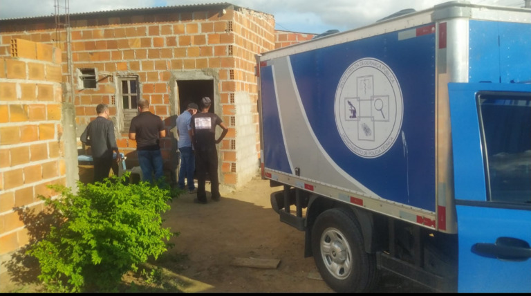 Homem é encontrado morto dentro de casa com golpe de navalha no pescoço