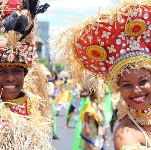 Bloco Tambores Urbanos desfila no domingo de Micareta ao som da banda Aro Pop