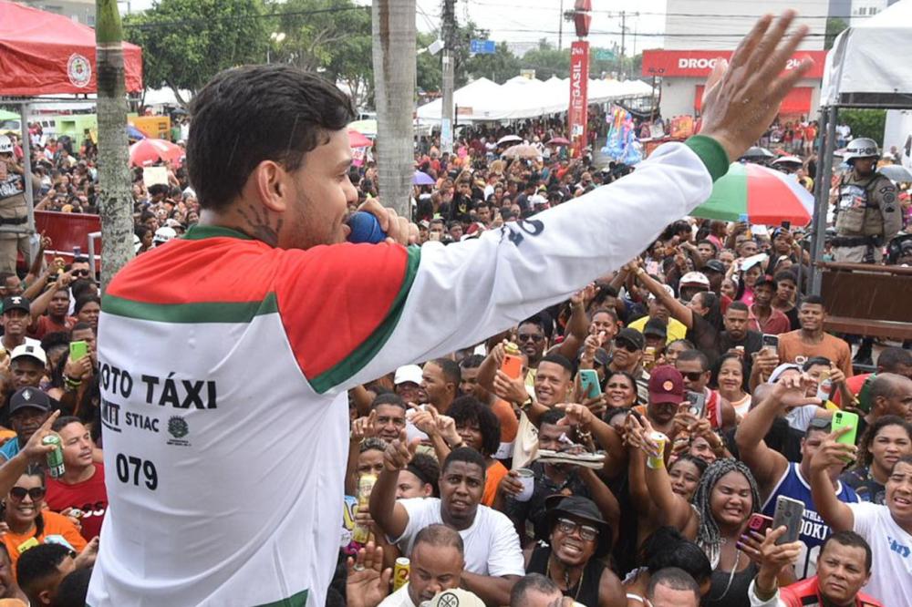 Thiago Aquino puxa multidão em arrastão e homenageia mototaxistas