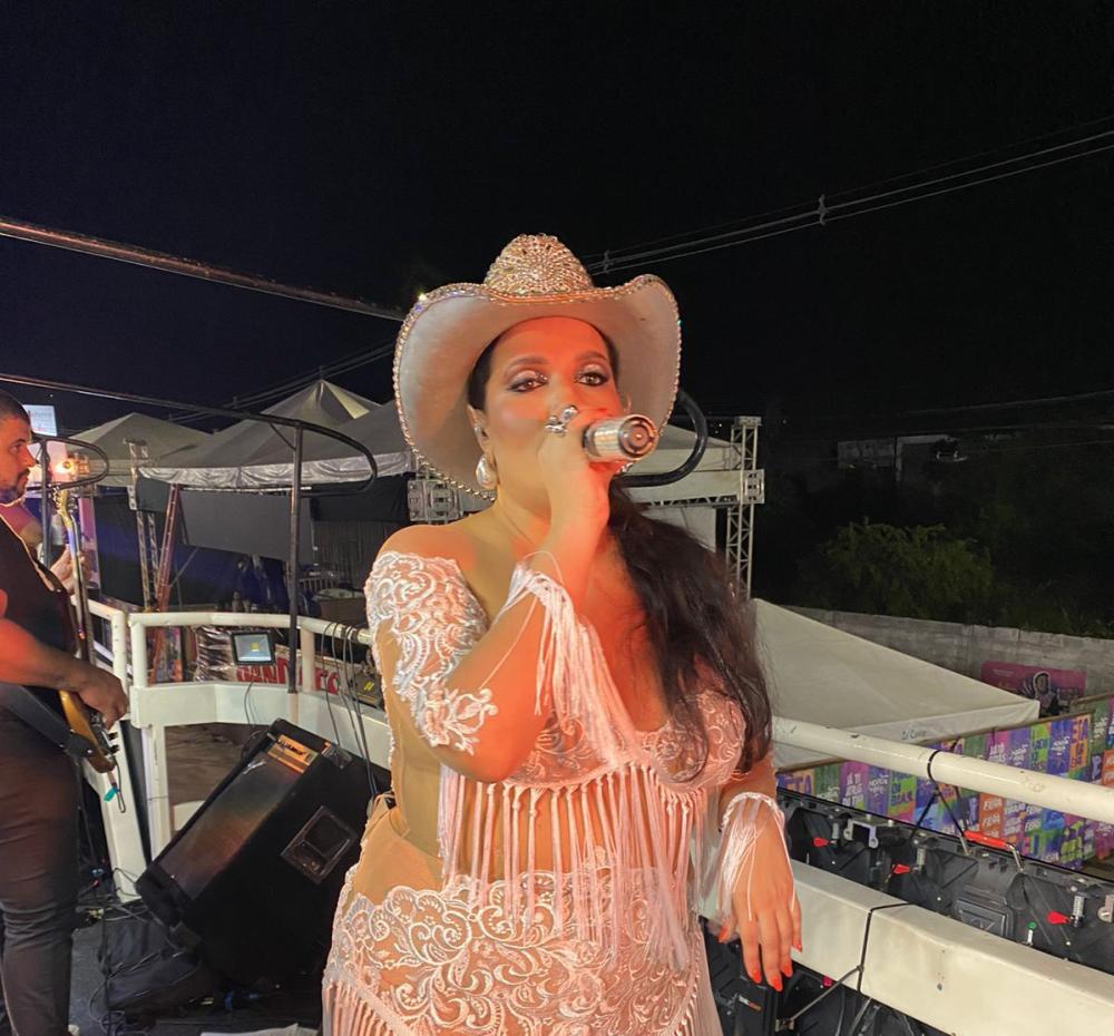 Cantora feirense Gabi Moraes passa pelo circuito Maneca Ferreira com muita energia durante a Micareta 2024