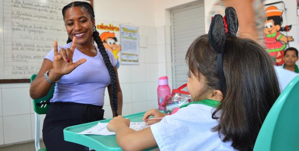 Estudantes surdos da rede municipal aprendem Libras e contam com intérpretes