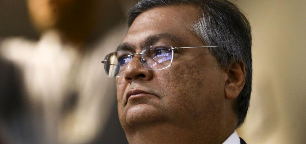 Dino defende regulação das redes sociais e critica 