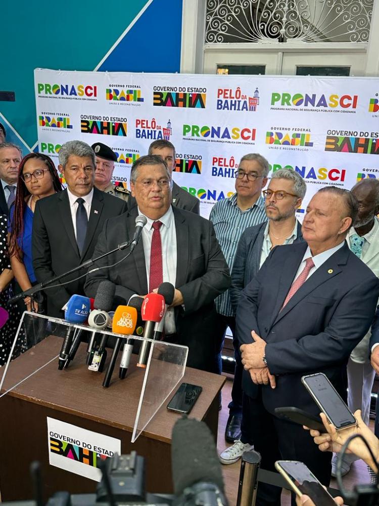 Ministro Flávio Dino confirma compromisso com delegacia da PF em Feira