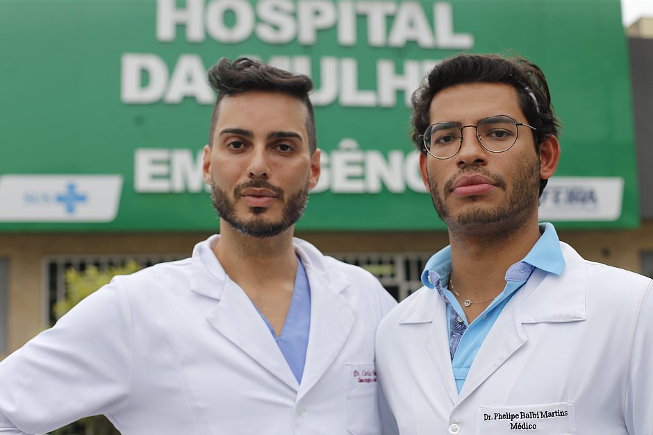 Obstetra que se maquiou para defender amigo é fã de Ivete e vai a Parada LGBT em SP