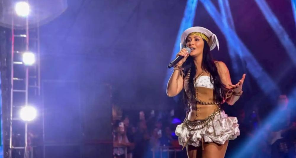 Simaria sobe ao palco sozinha pela primeira vez após fim da dupla com Simone