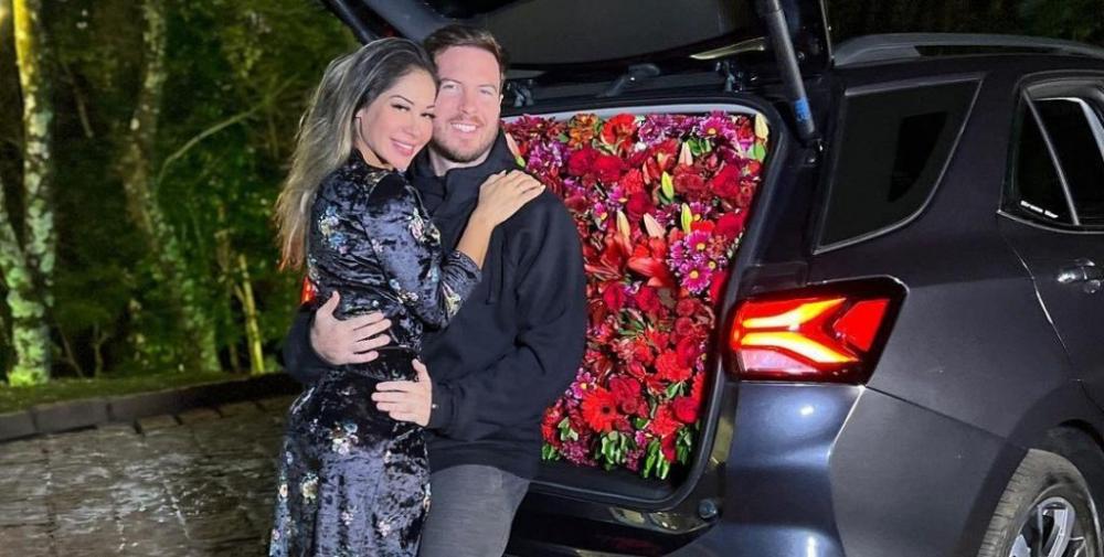 Maíra Cardi ganha carro com mais de mil flores de Dia dos Namorados de Thiago Nigro