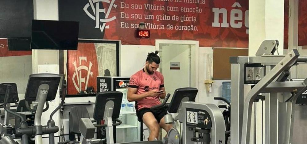 Após cirurgia de câncer de pele, Léo Gamalho volta às atividades no Vitória