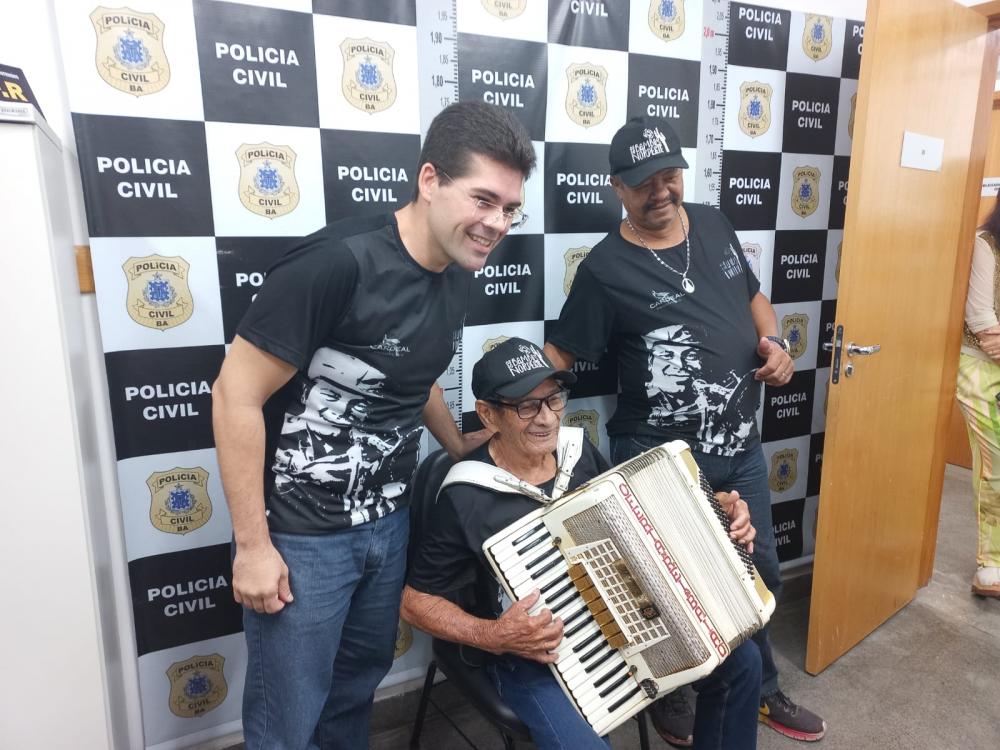 Após furto, Polícia Civil realiza entrega de Sanfona para o forrozeiro Baio