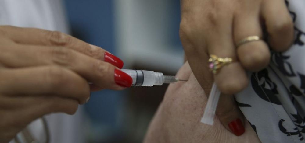 Em meio à explosão de casos de dengue na Bahia, laboratórios disponibilizam vacinas para combater a doença