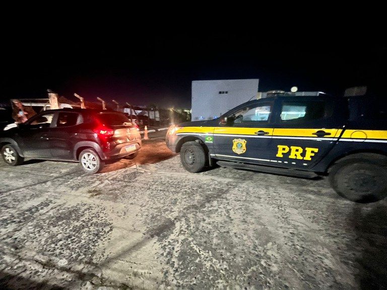 Polícia prende dupla em Feira de Santana em veículo roubado