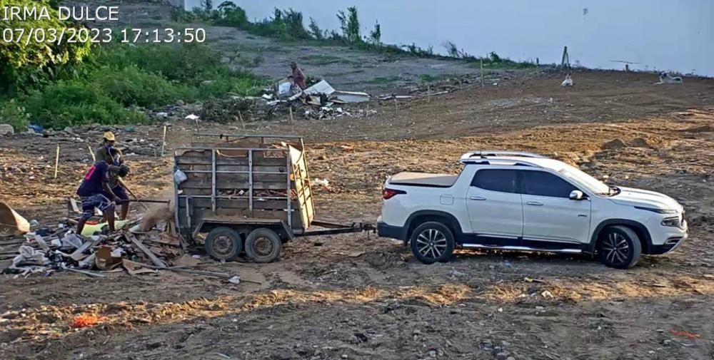 Câmeras da Prefeitura flagram 60 veículos praticando descarte irregular em três meses