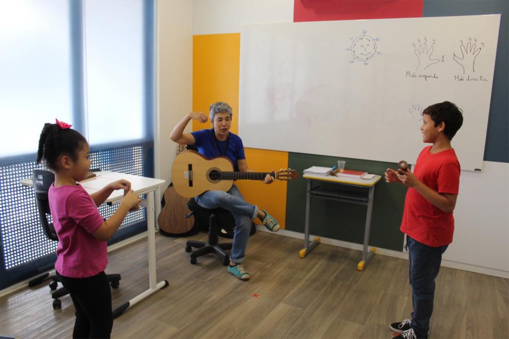 Oficinas de arte e música auxiliam no desenvolvimento de estudantes com deficiência