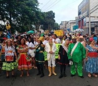Com alegria e irreverência, Bando Anuciador sai às ruas em Feira de Santana