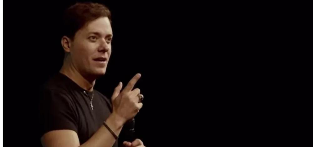 Justiça manda remover vídeos de André Valadão por oferecerem 