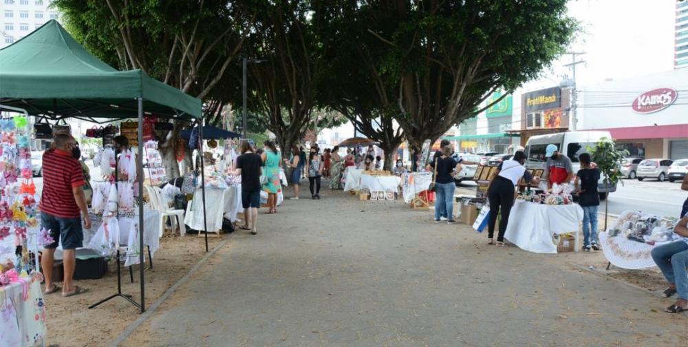 Feiras de artes e antiguidades na Avenida Getúlio Vargas no domingo, 16