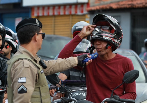 Blitz do Detran em parceria com a PM reforça segurança dos foliões da micareta