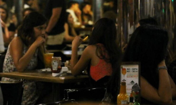 Lei que obriga bar e restaurante a auxiliar mulheres em situação de risco não é cumprida em Feira