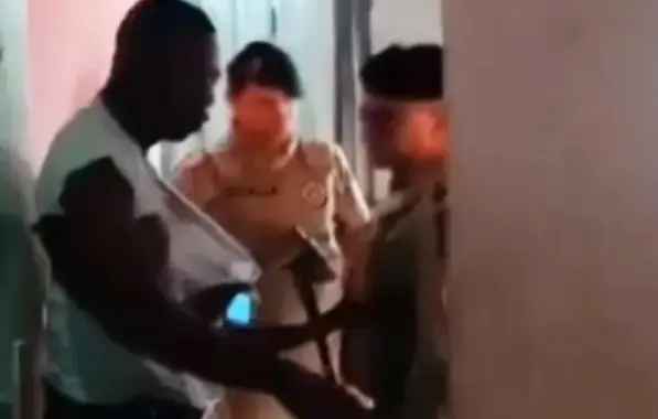 Pedreiro relata agressão de PM na frente de casa em Feira de Santana