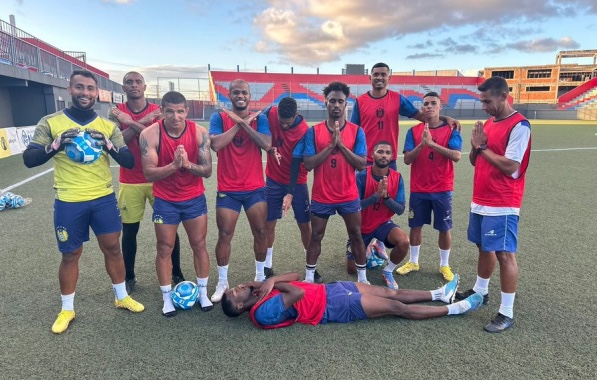 Nacional-AM publica foto de jogadores simulando morte na Arena Cajueiro