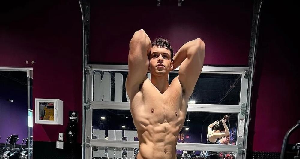 Filho de Carla Perez sensualiza na web e mãe repreende: 