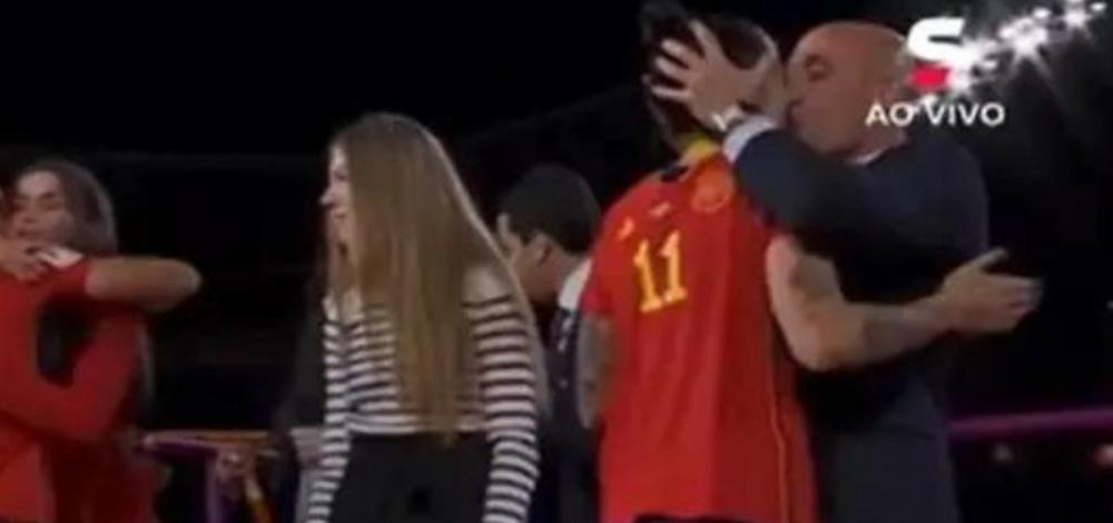 Durante entrega da taça da Copa, presidente da Federação Espanhola beija jogadora na boca e vira alvo de críticas