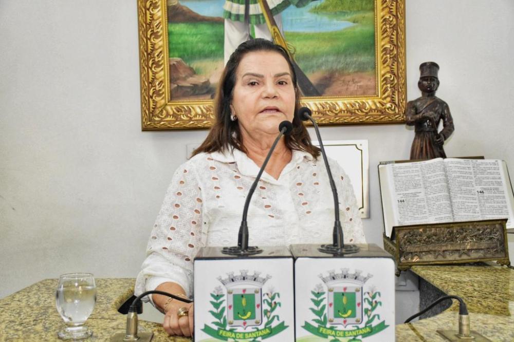 Presidente da Câmara Municipal de Feira, Eremita Mota, faz discurso emocionado e agradece apoio